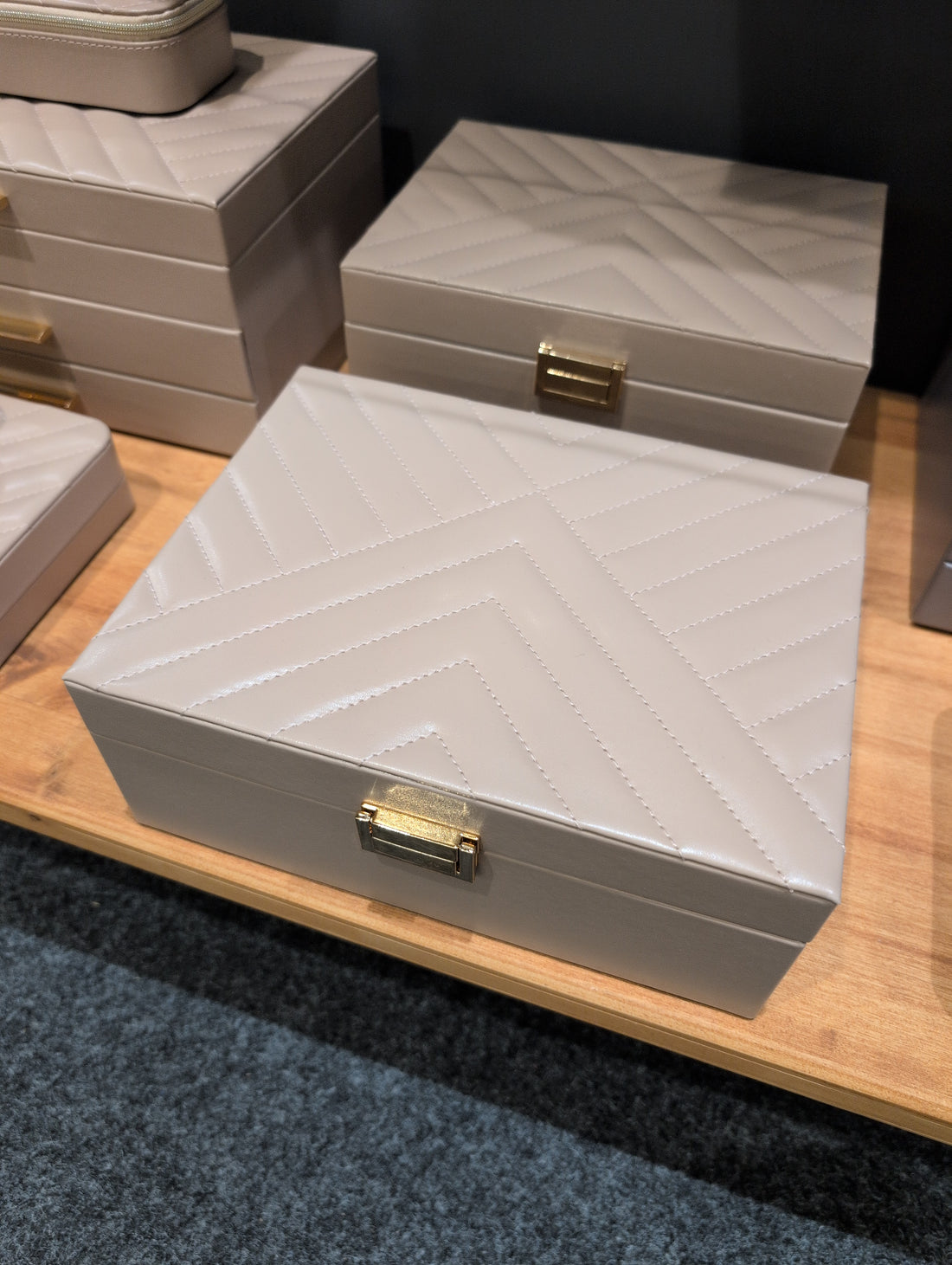 Charmbox mit 1 herausnehmbaren Einsätze essentials / beige