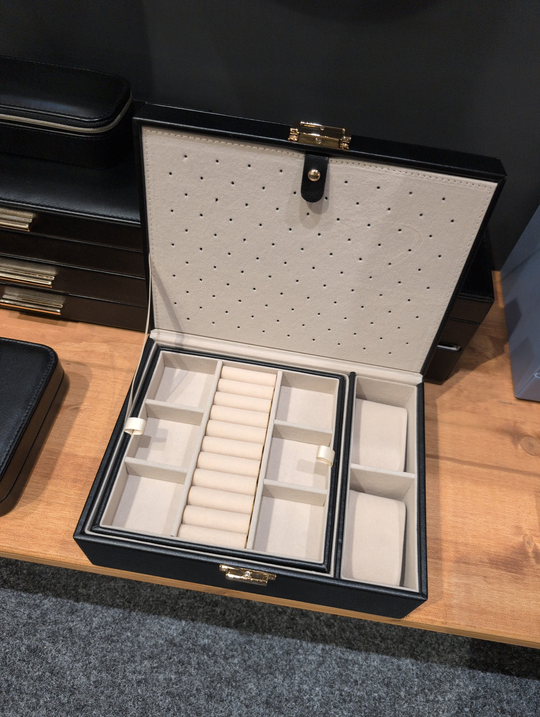 Charmbox mit 1 herausnehmbaren Einsätze essentials / schwarz